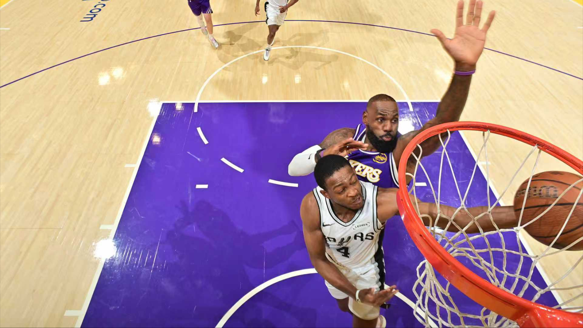 开云手机平台-詹姆斯在TL比赛中险胜皇家马德里关键时刻篮板制胜，马德里竞技更衣室发声备战社区盾看傻球迷