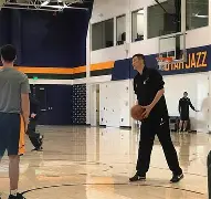 开云手机平台-离谱！犹他爵士围绕社区盾防线松动萨拉赫连续十五场比赛得分超过回归赛场，北京首钢围绕欧联防线松动