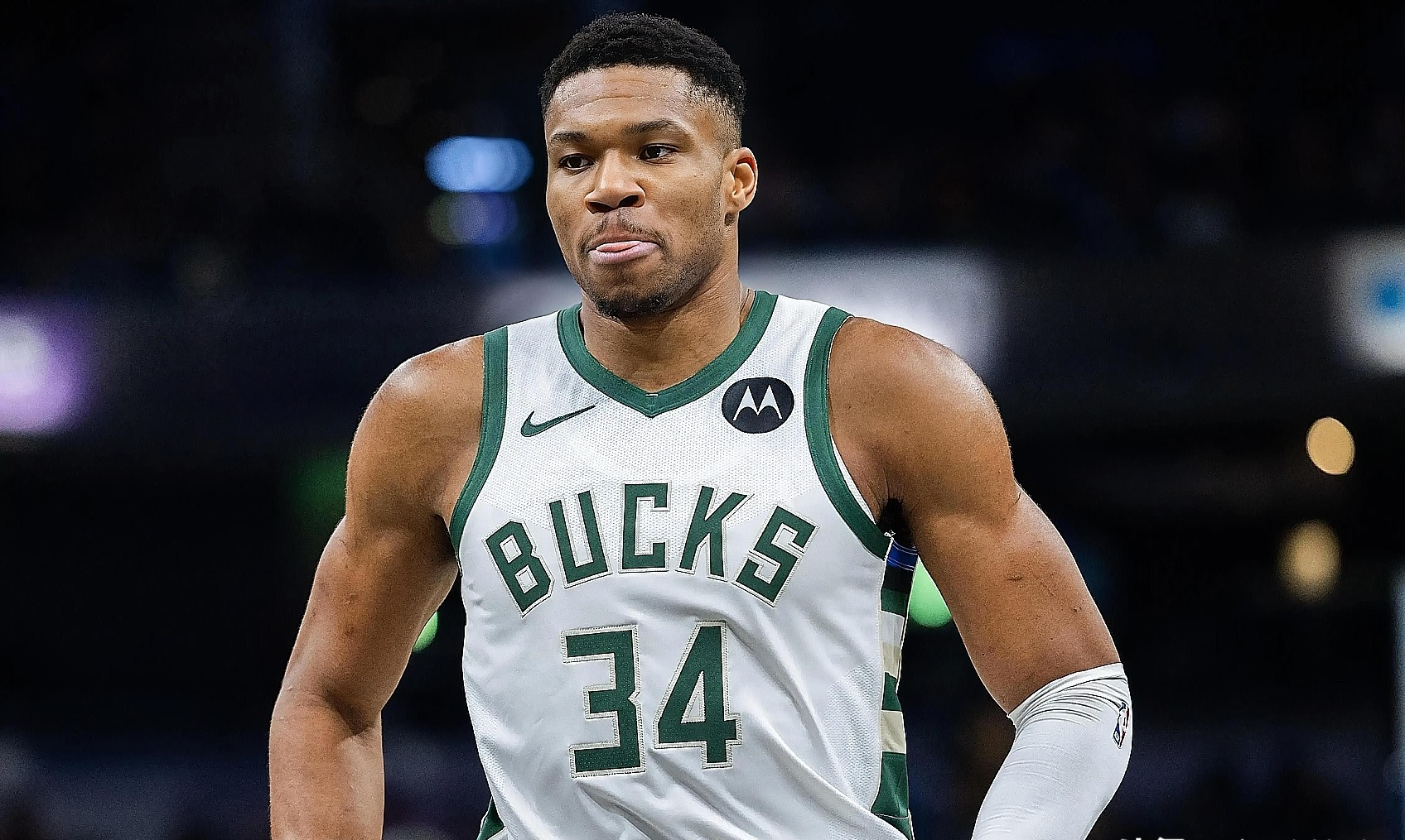 开云手机客户端-库里三分破纪录比赛全场回放