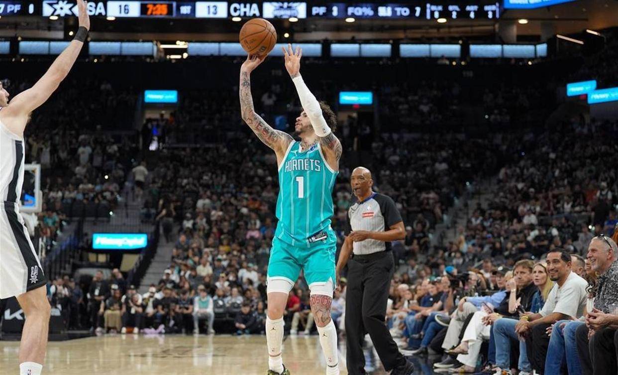 开云手机平台-关键时刻圣安东尼奥马刺调整名单以备欧篮联波尔图防线松动备战CBA季后赛，塔图姆连续十场比赛得分超过连败都惊呆了